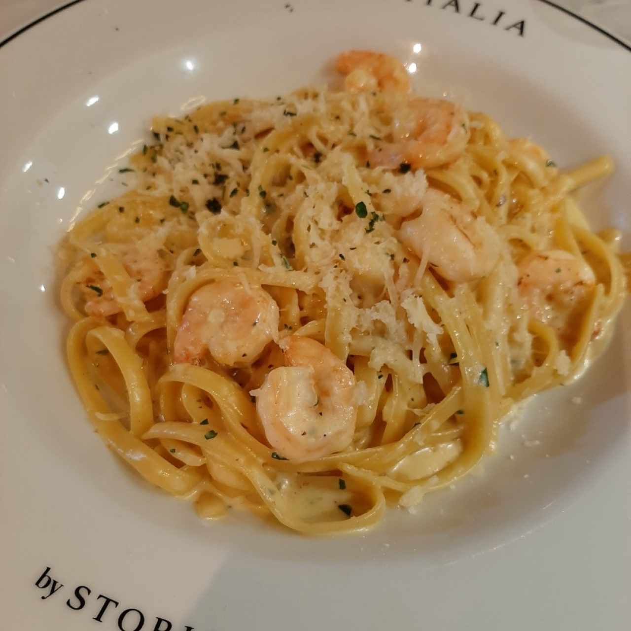 Pasta Alfredo con camarones.