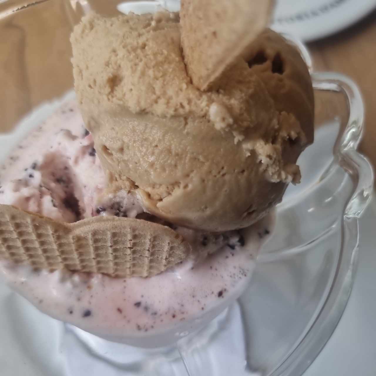 helado de caramelo salado y amarena