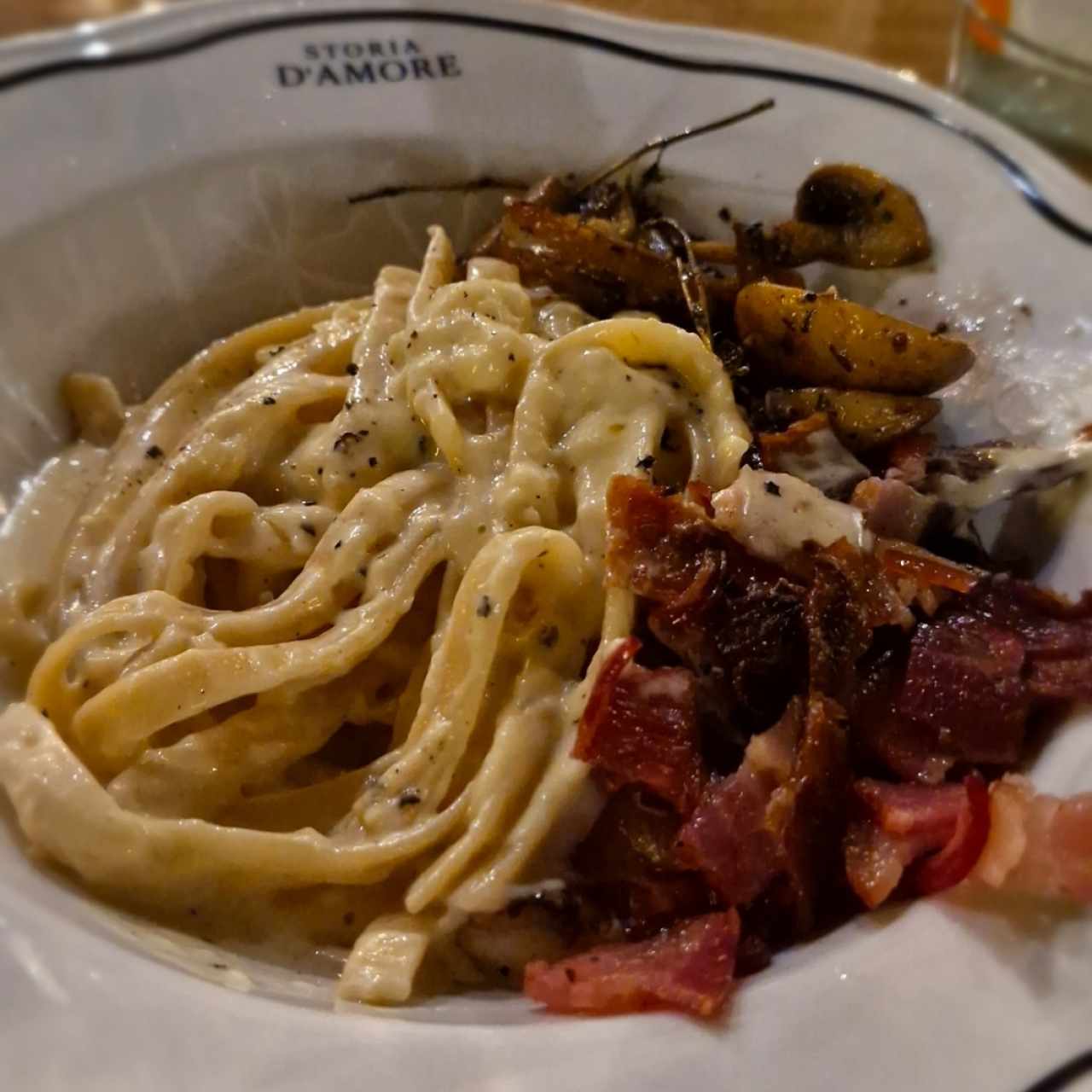 fettuccine a la parmiggiano hongos y tocineta