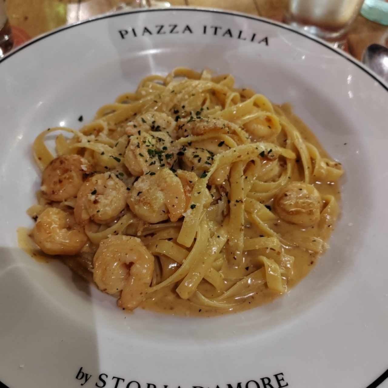 Pasta en salsa alfredo con camarones al ajillo