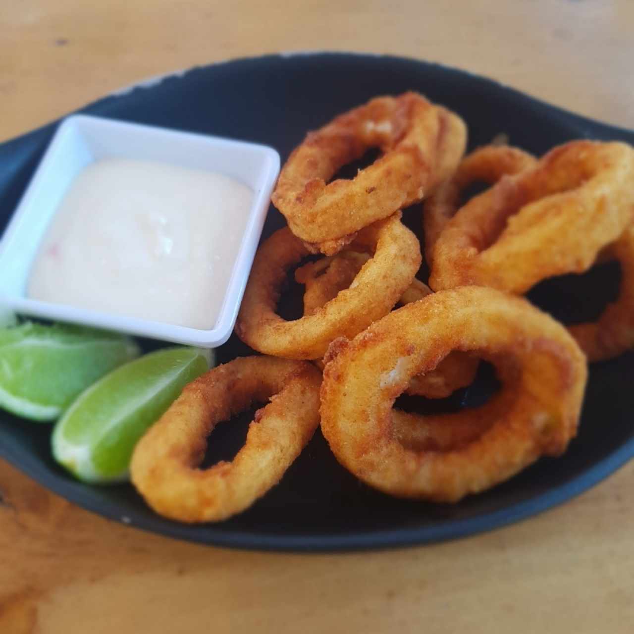 Calamares apanados con crema de Rocoto