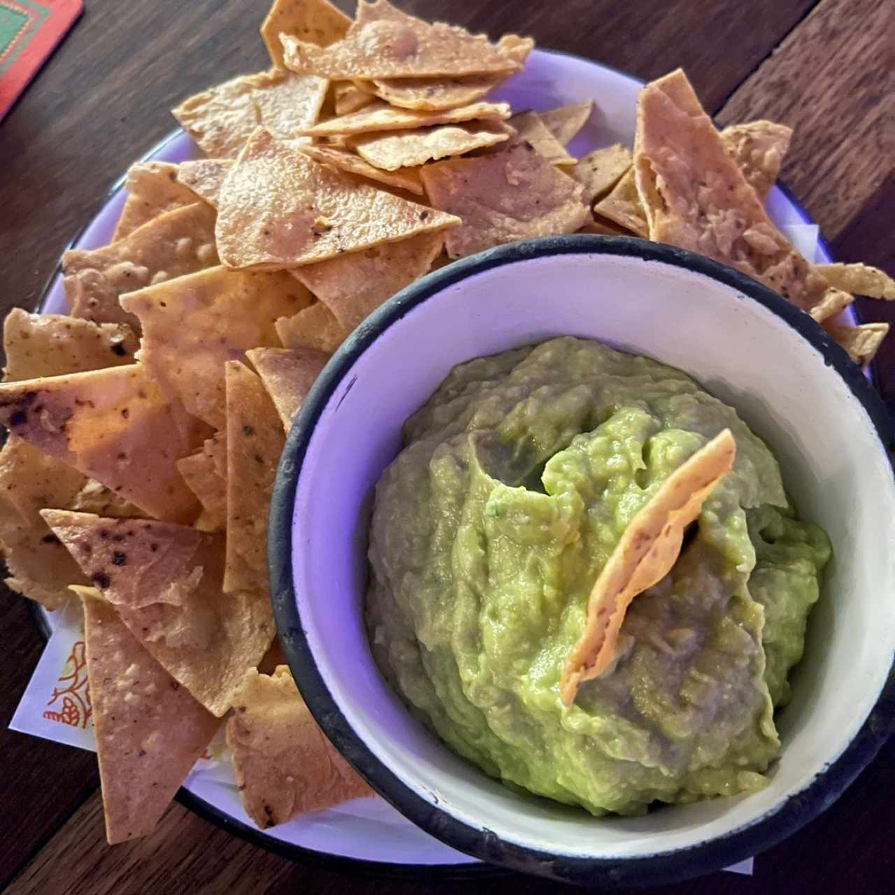 Totopos con guacamole