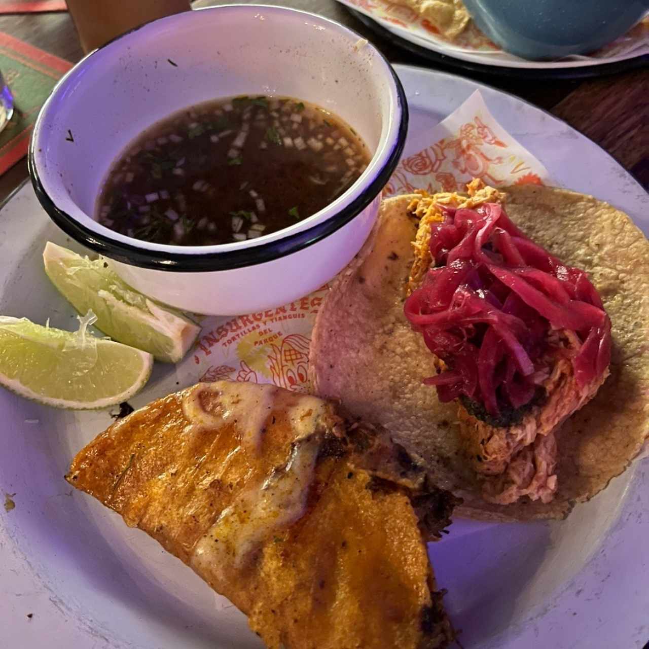 Tacos de birria de res con consomé y de pollo pibil