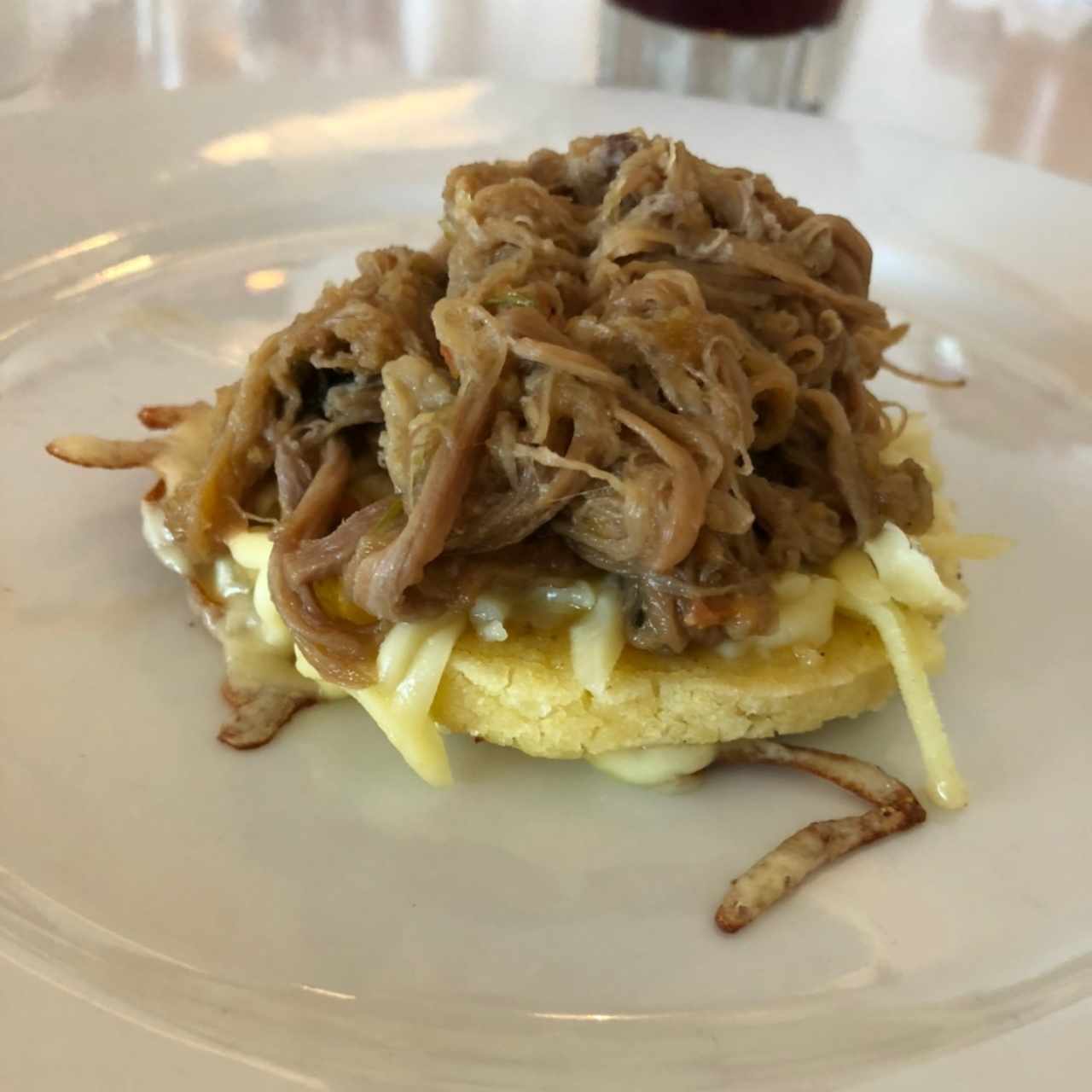 Arepa con sobrebarriga y queso