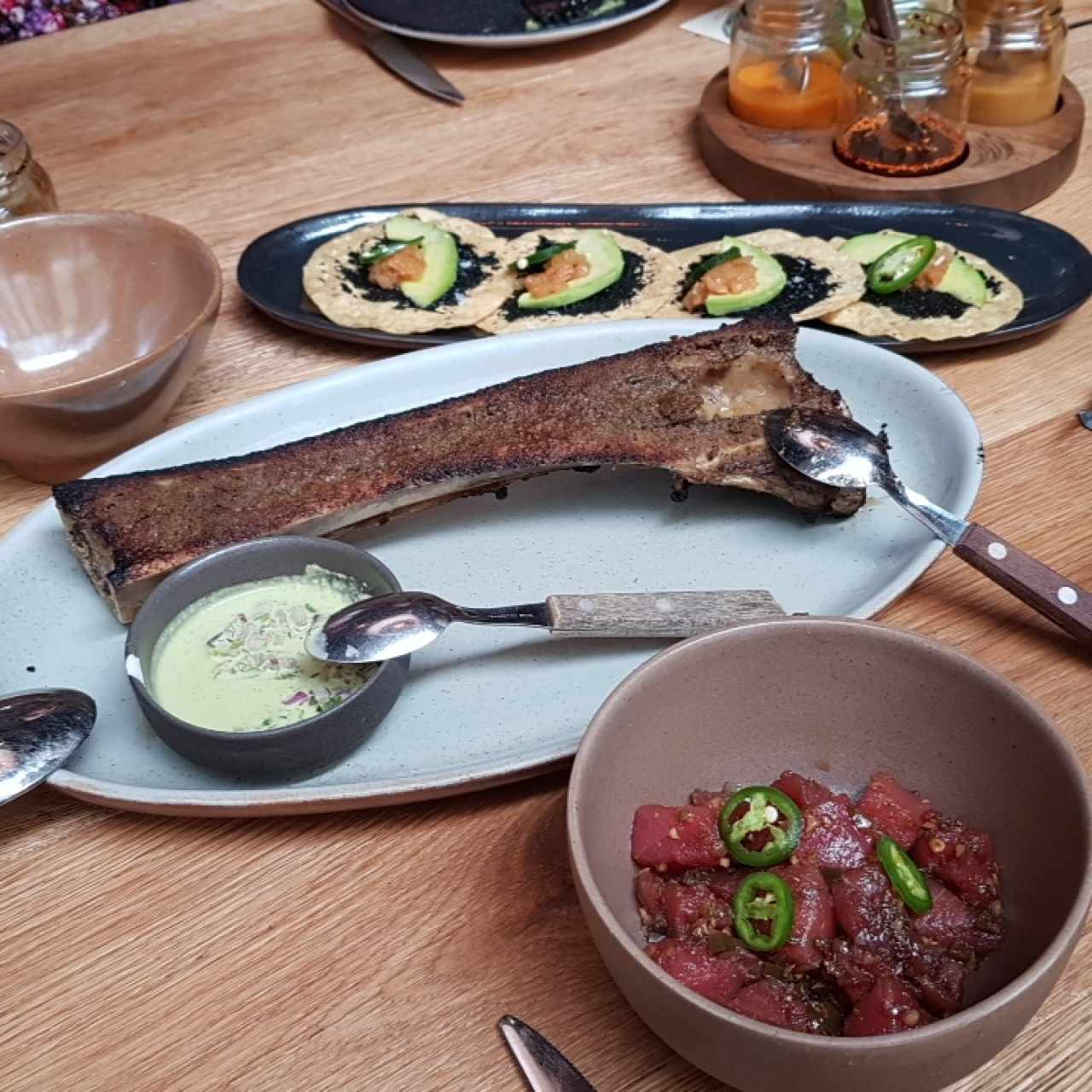 Tuétano a la brasa con atún 