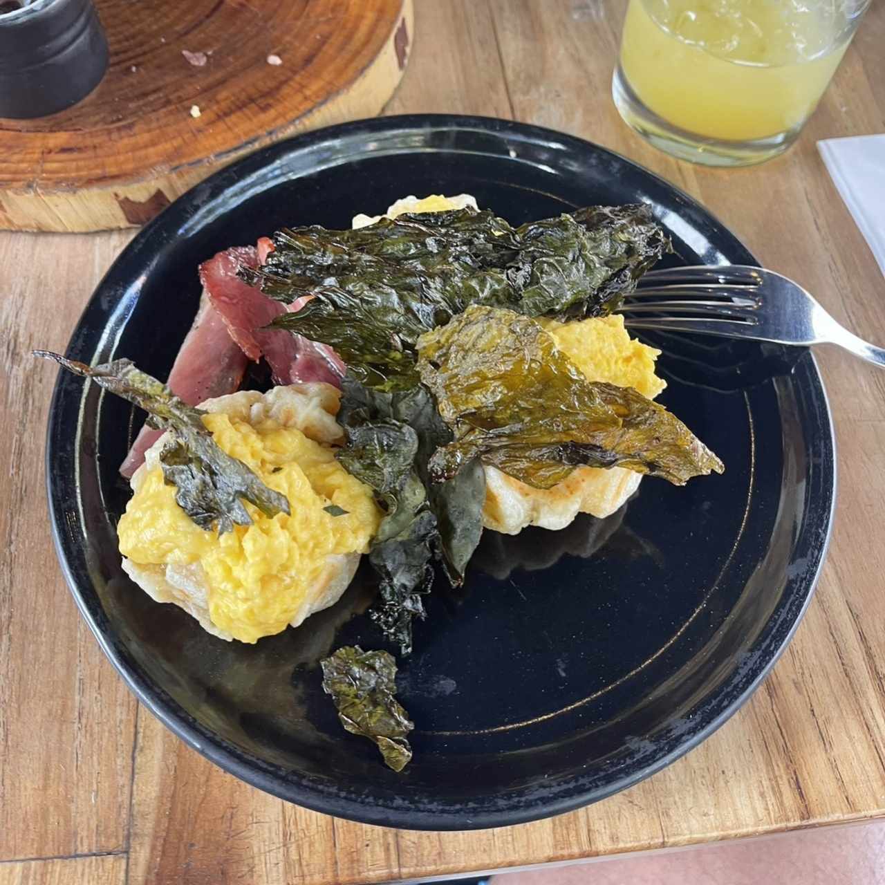 Waffle huevos espinaca tocino 
