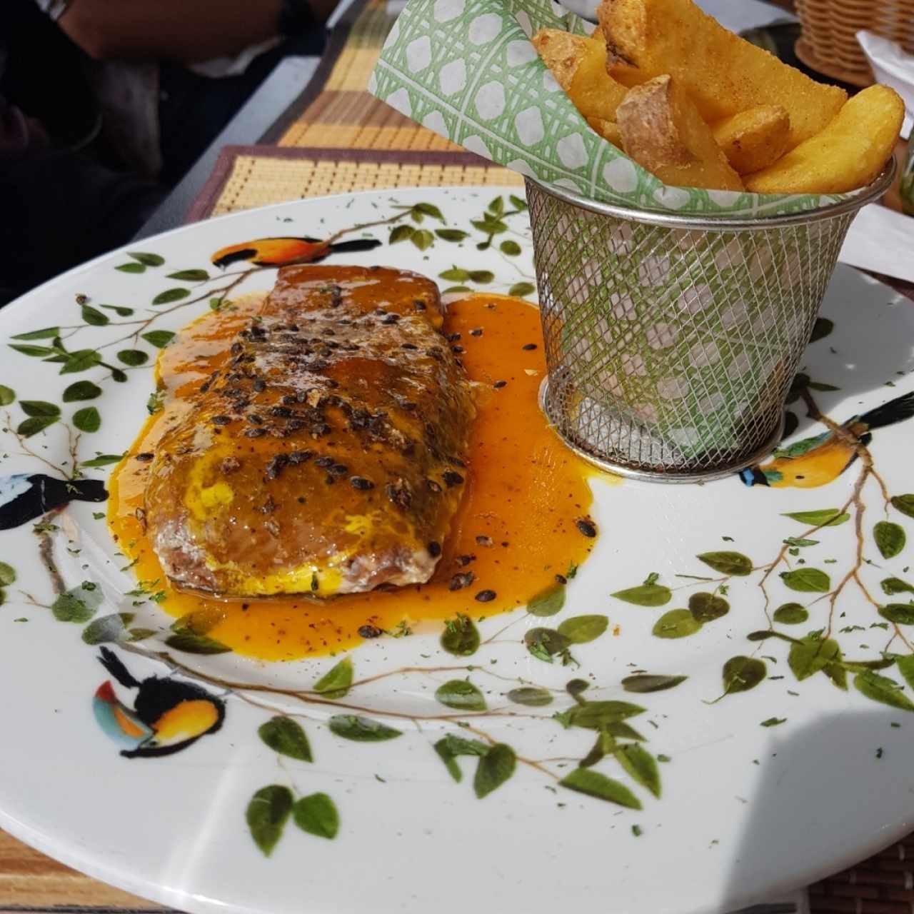 Salmón ahumado en salsa de gulupa