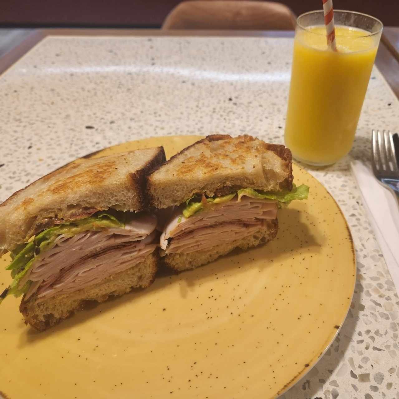 Sanduche de tocineta y aguacate