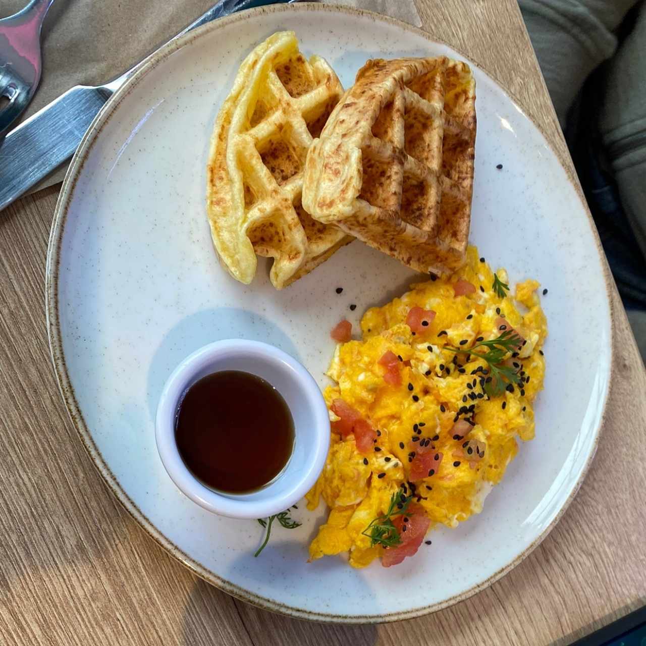 Waffle de almojabana con huevos pericos