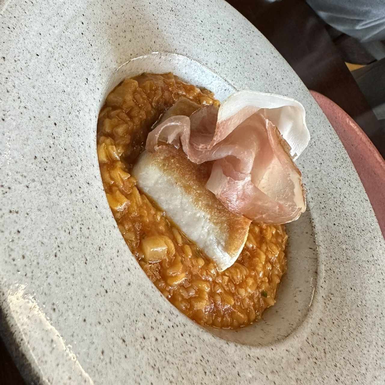 Pesca del dia sobre cremoso de lomo al trapo
