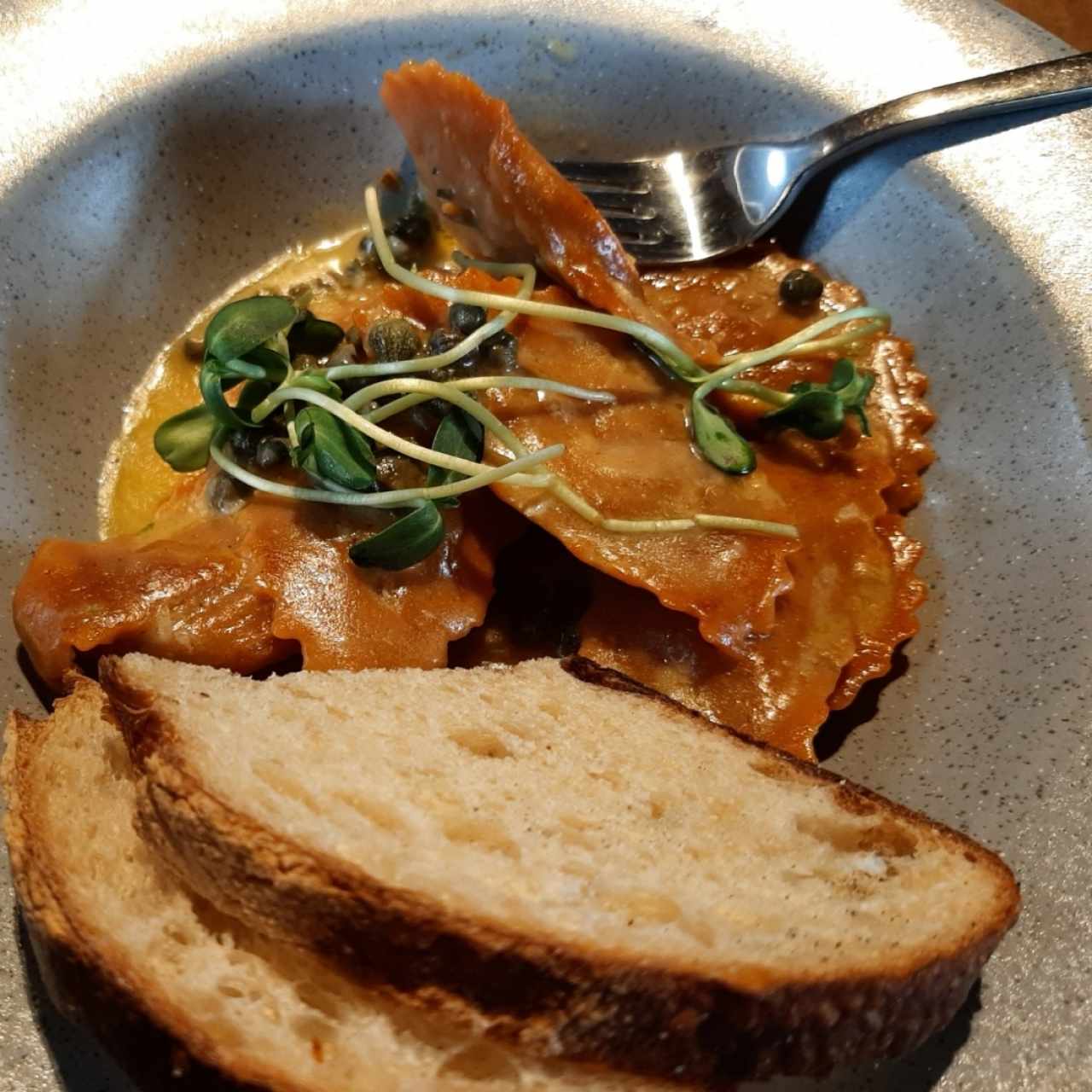 Ravioli pesca blanca al limón.