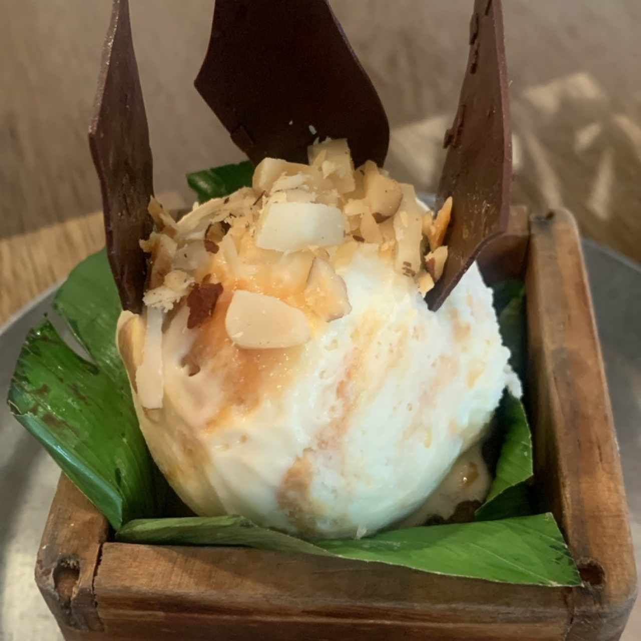 Postre de chocolate con helado de jengibre y arequipe