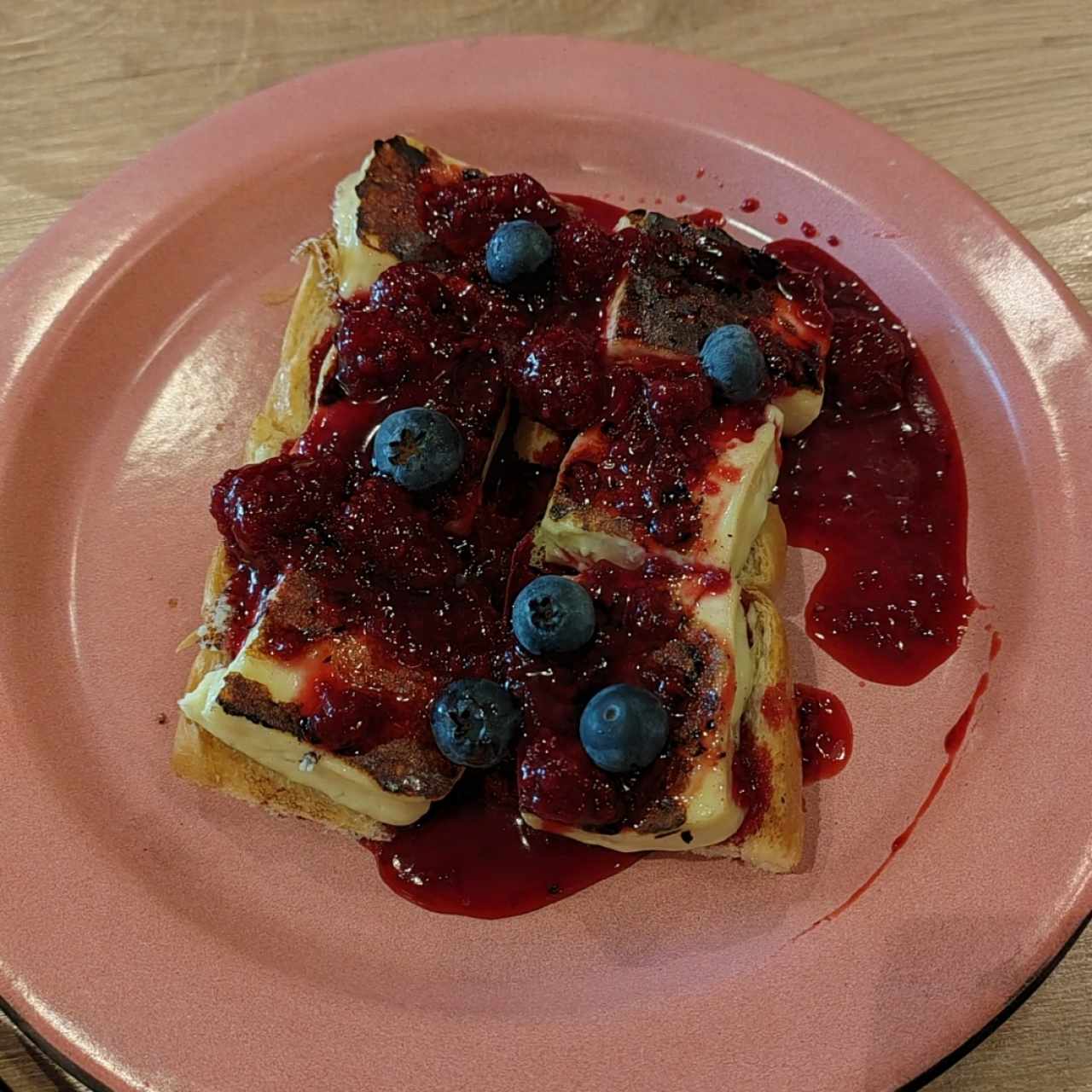 Queso a la plancha con mermelada de mora hecha a base de cerveza rosada 