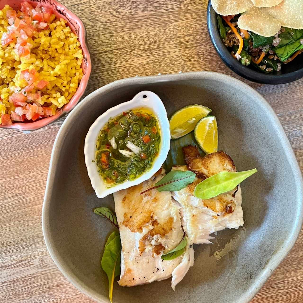 Pescado al carbón y chimichurri 