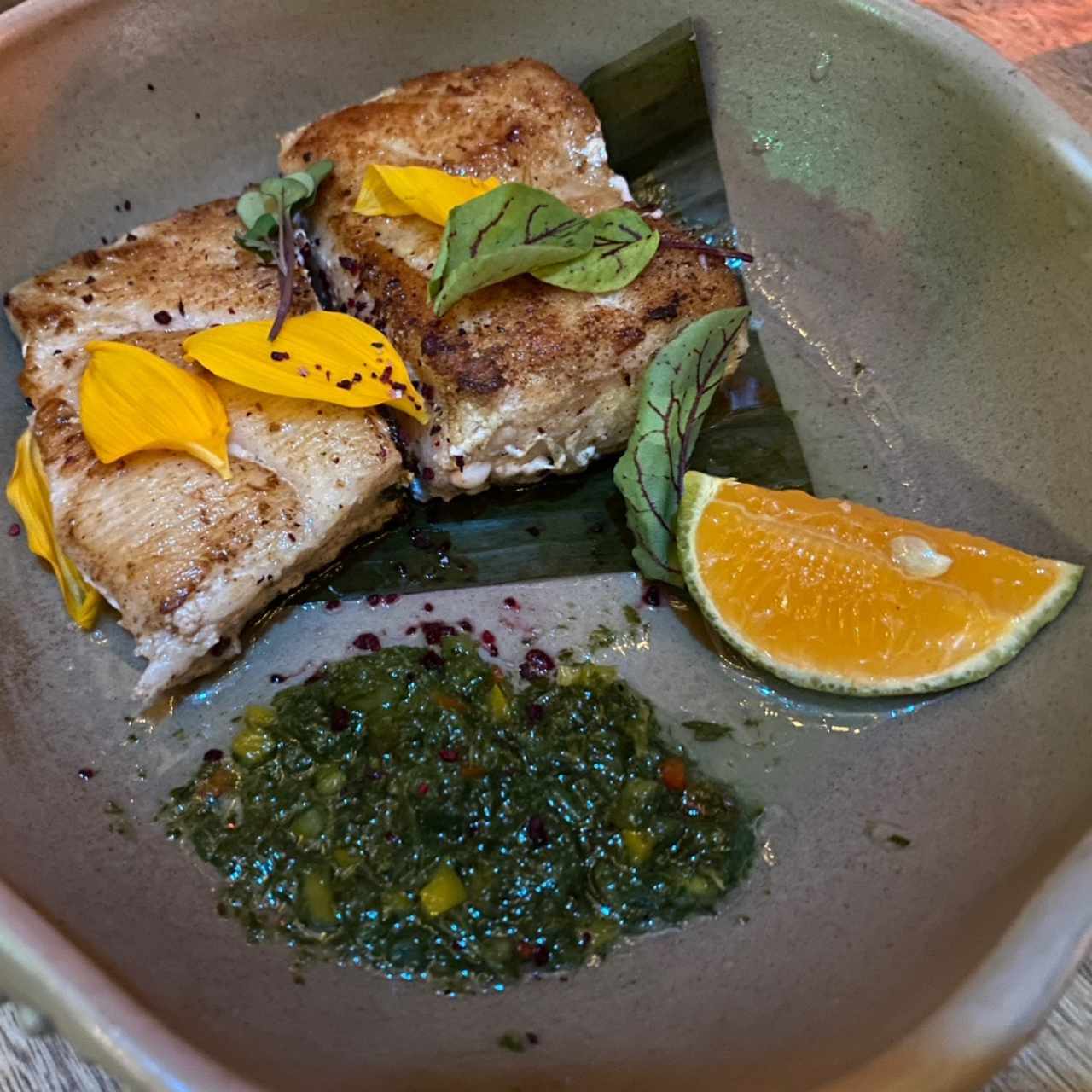 Pescado al Carbón y chimichurri