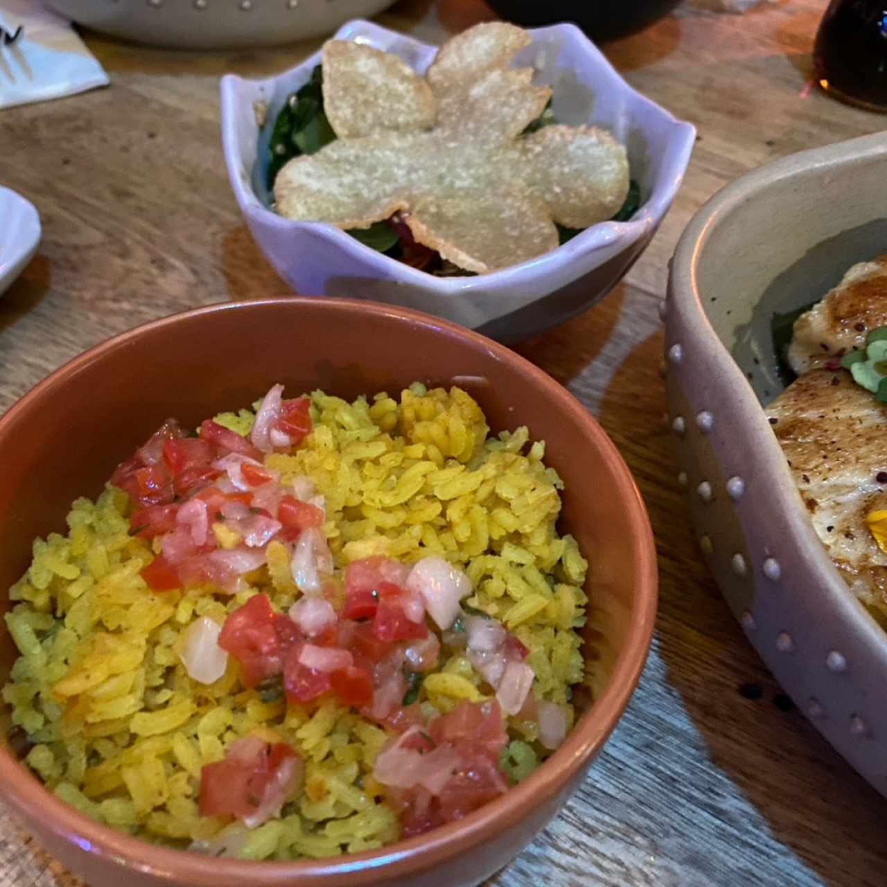 Acompañantes del pescado al carbon con chimichurri (ensalada thai con base de espinaca y arroz pilaf de coco)