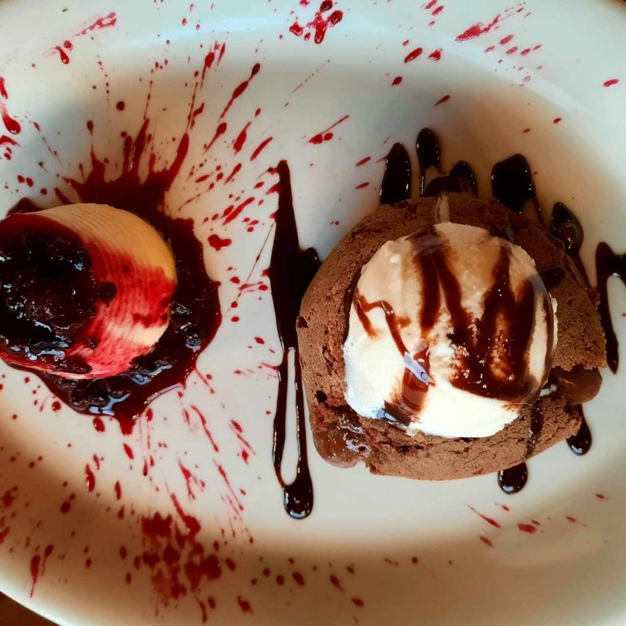 Panna Cotta frutos rojos y Volcán de Chocolate 