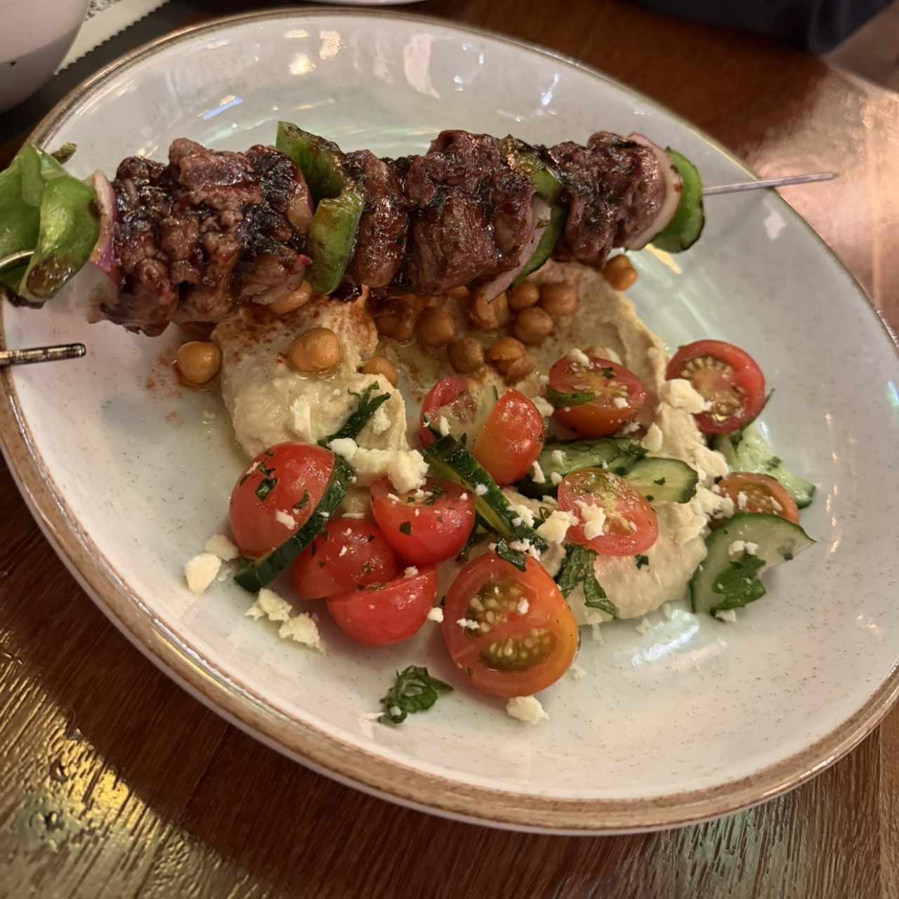 Hummus con brocheta 