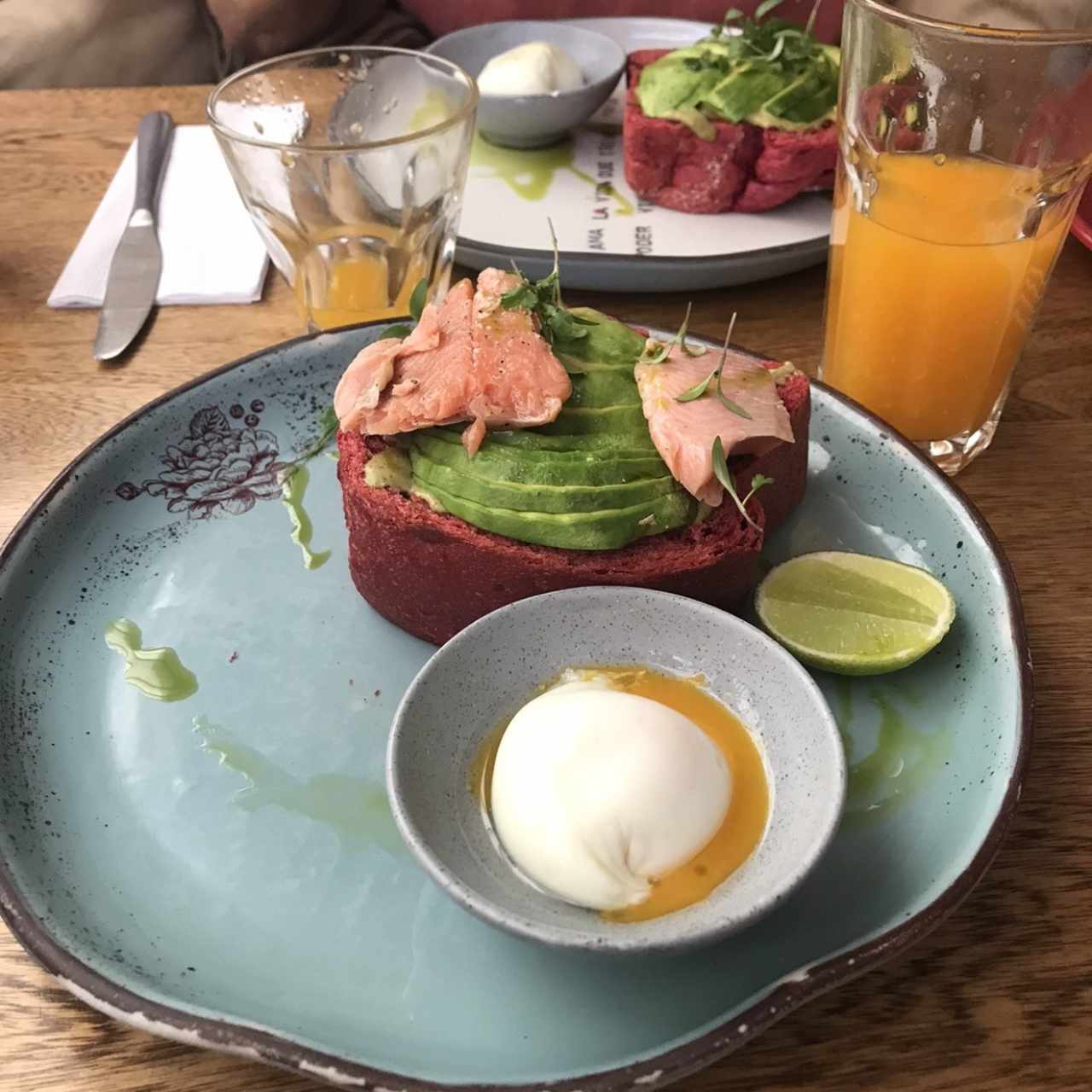 Tostada de aguacate y trucha
