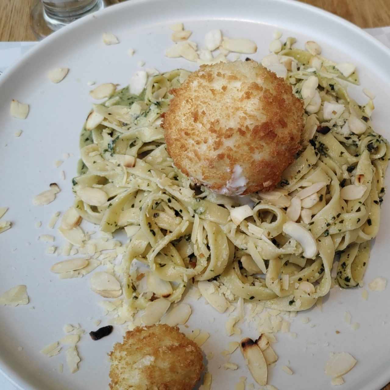 Burratta frita con fettuccine salsa al pesto 