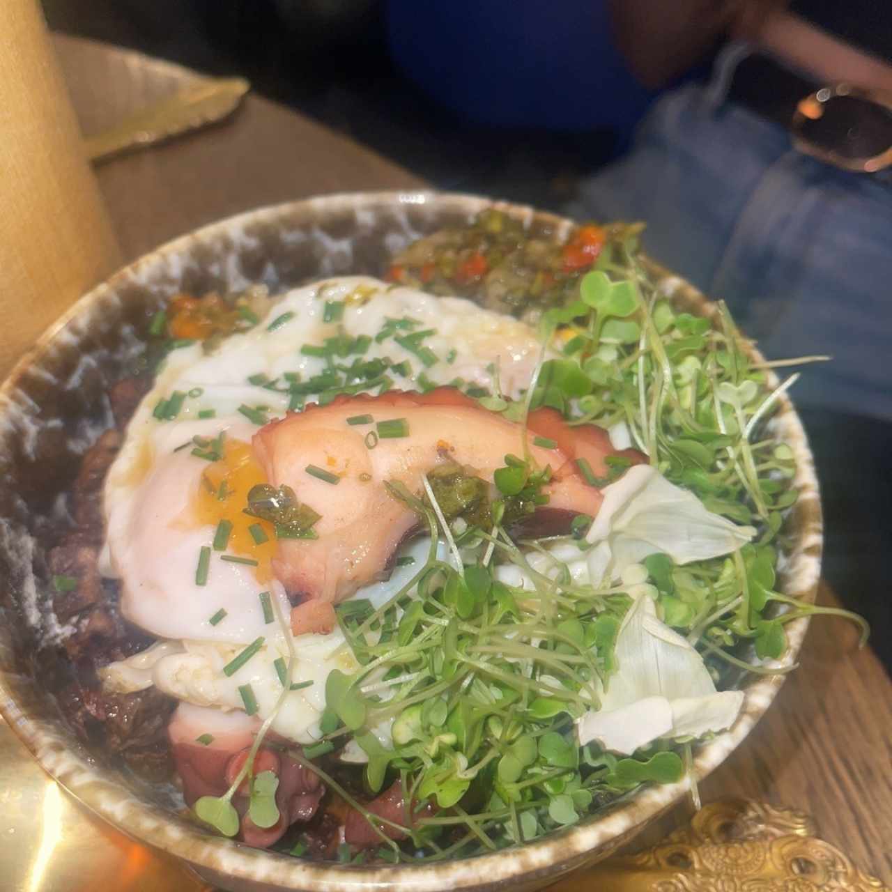Pulpo con huevos rotos