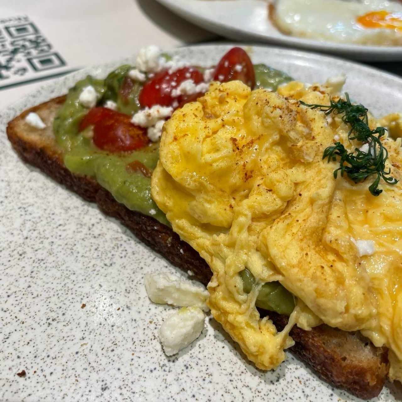 Tostada de huevo con aguacate