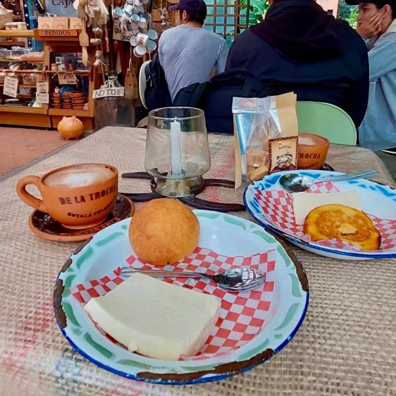 Almojábana, chocolate caliente, achiras, arepa boyacense