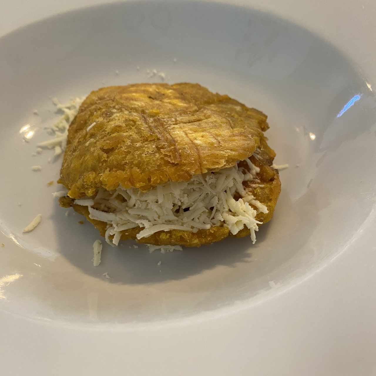 Patacones con queso costeño y suero