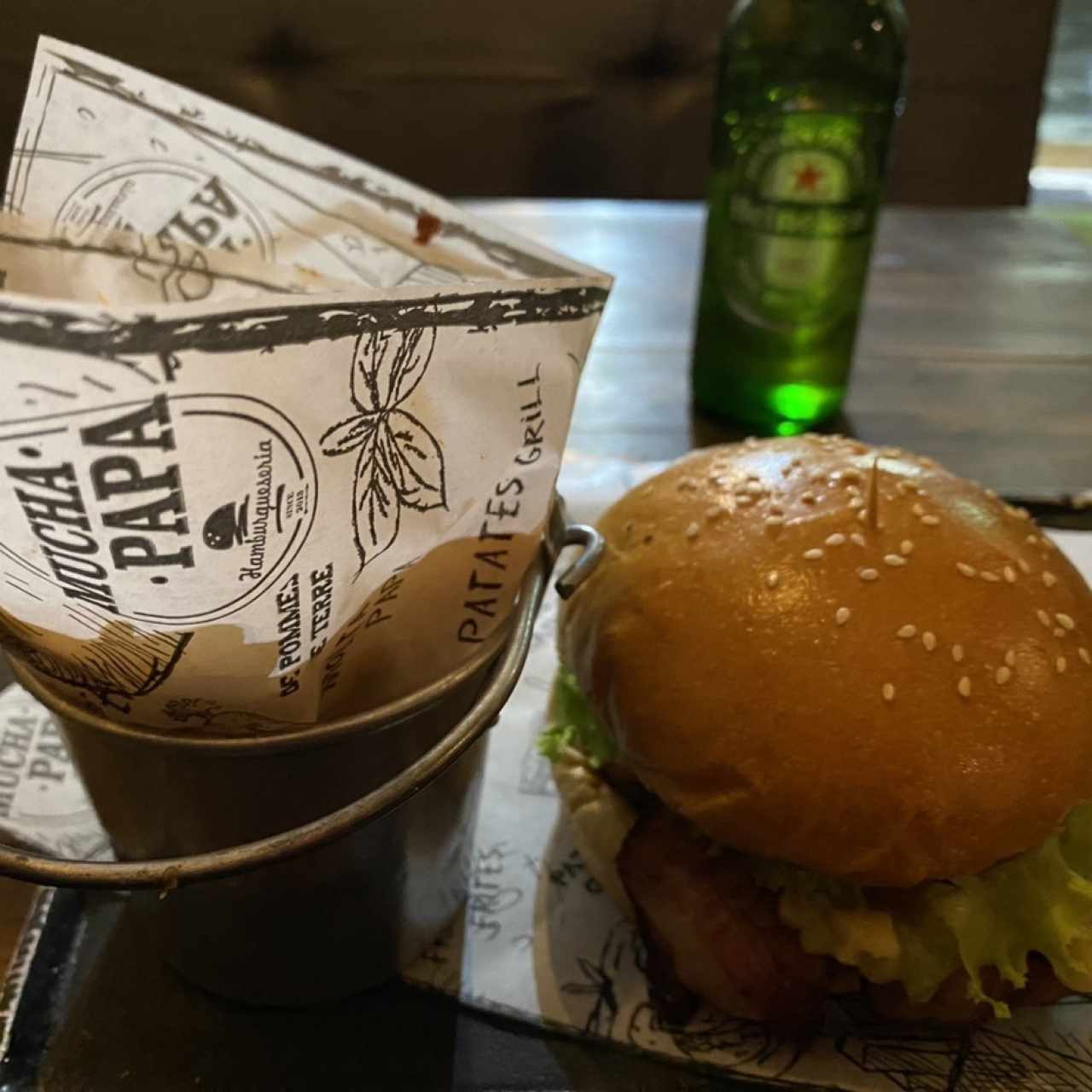 Hamburguesa con papas de casco