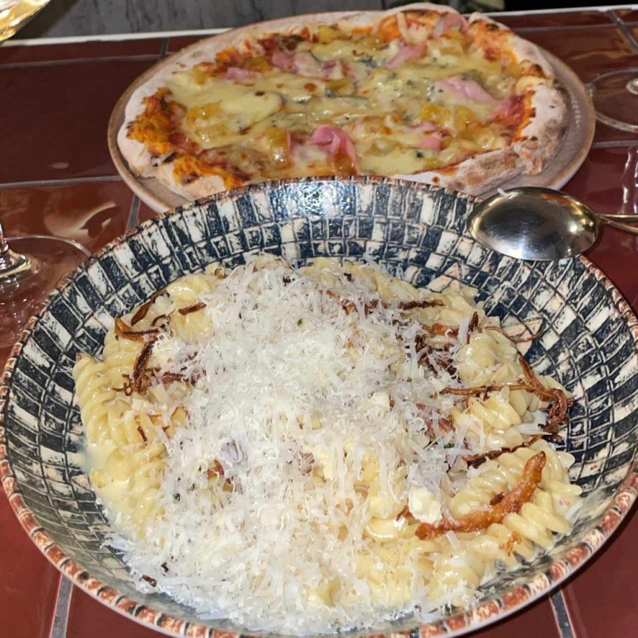 Pizza hawaiana queso azul y pasta sopó