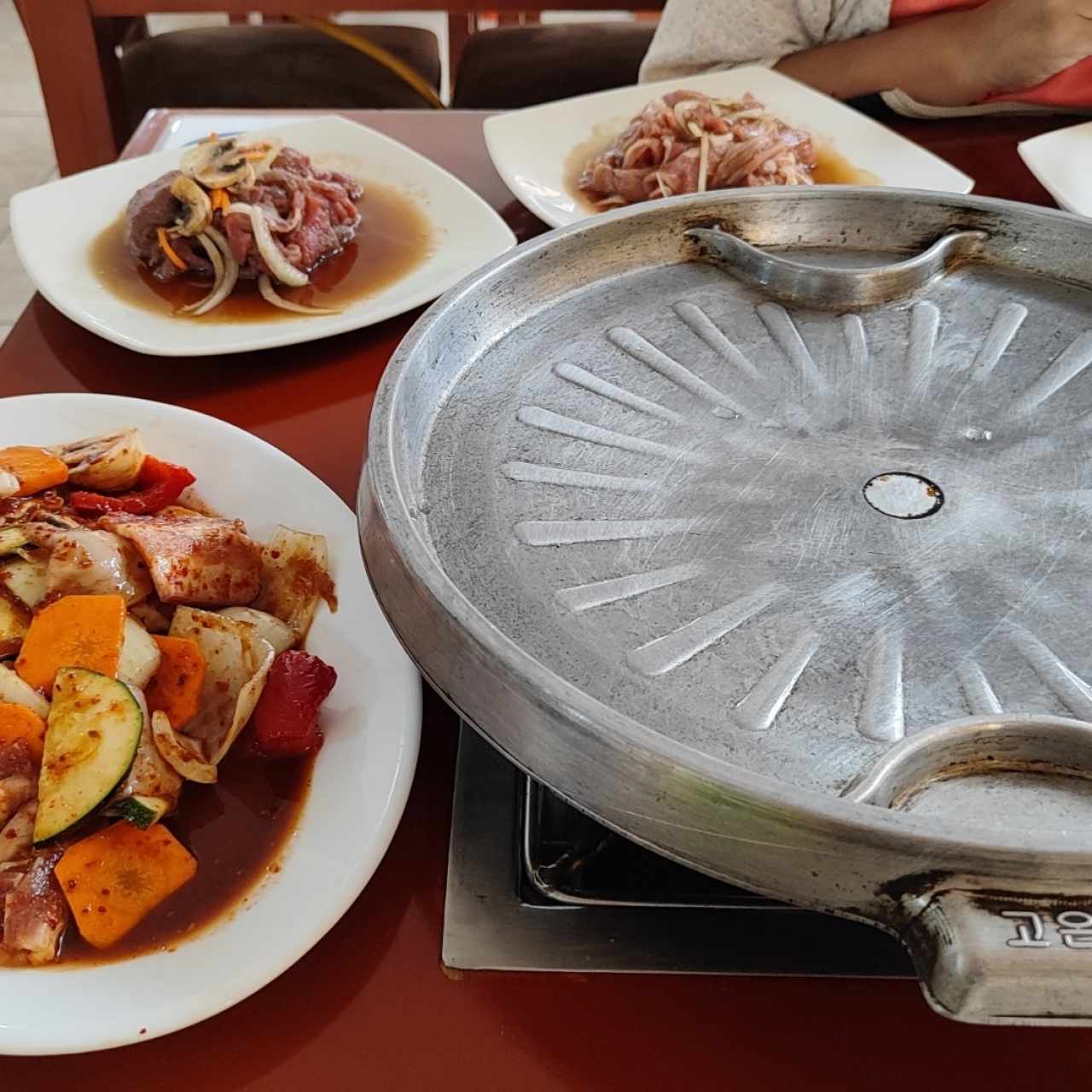 Bulgogi de res (arriba) y cerdo y pulpo picante (abajo)