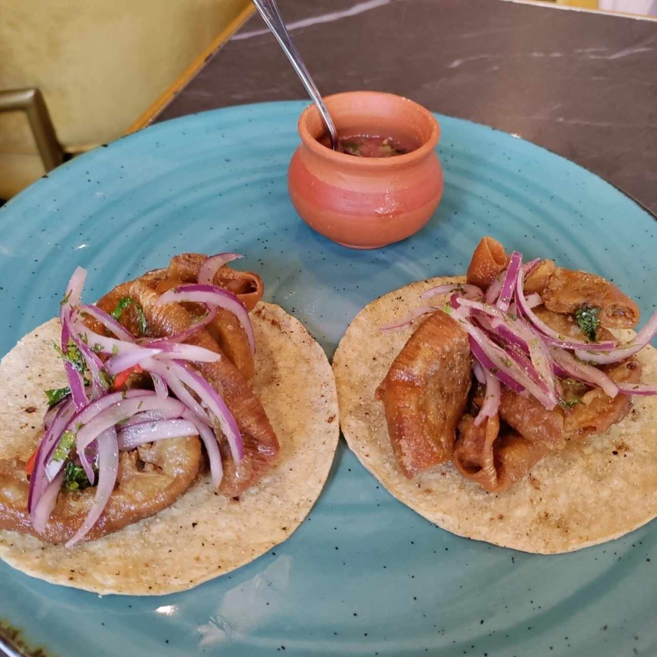 Tacos de chinchulin con picante de mango