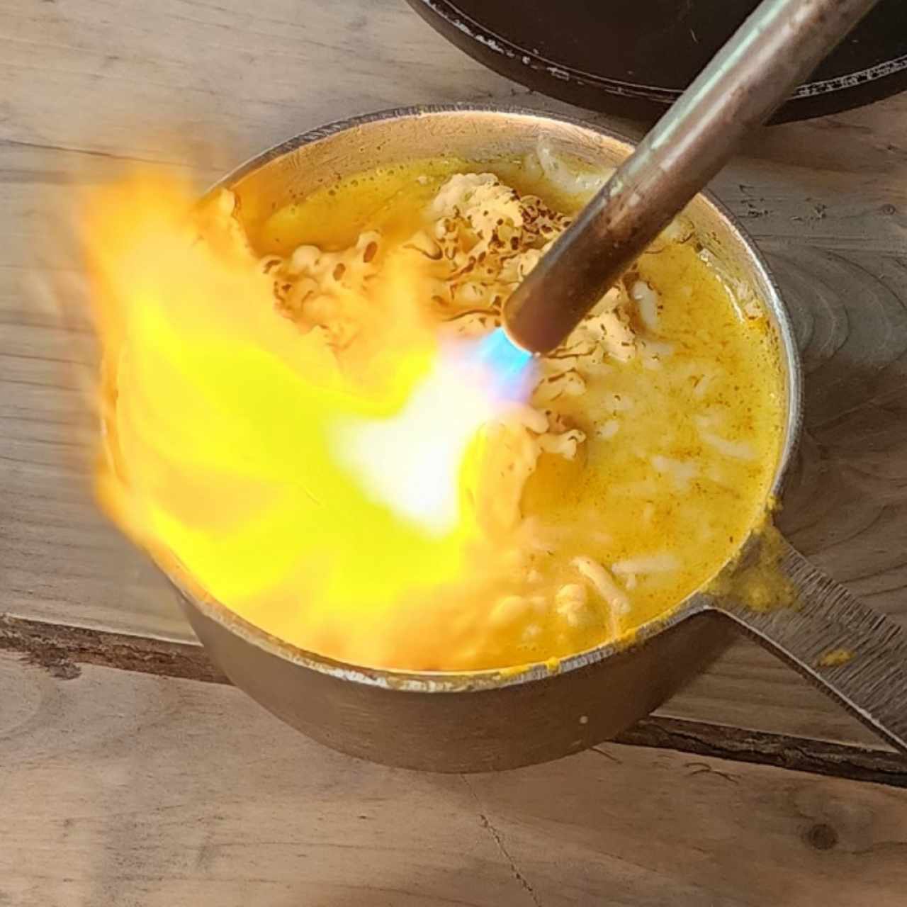 Papas Chorreadas, gratinadas en la mesa