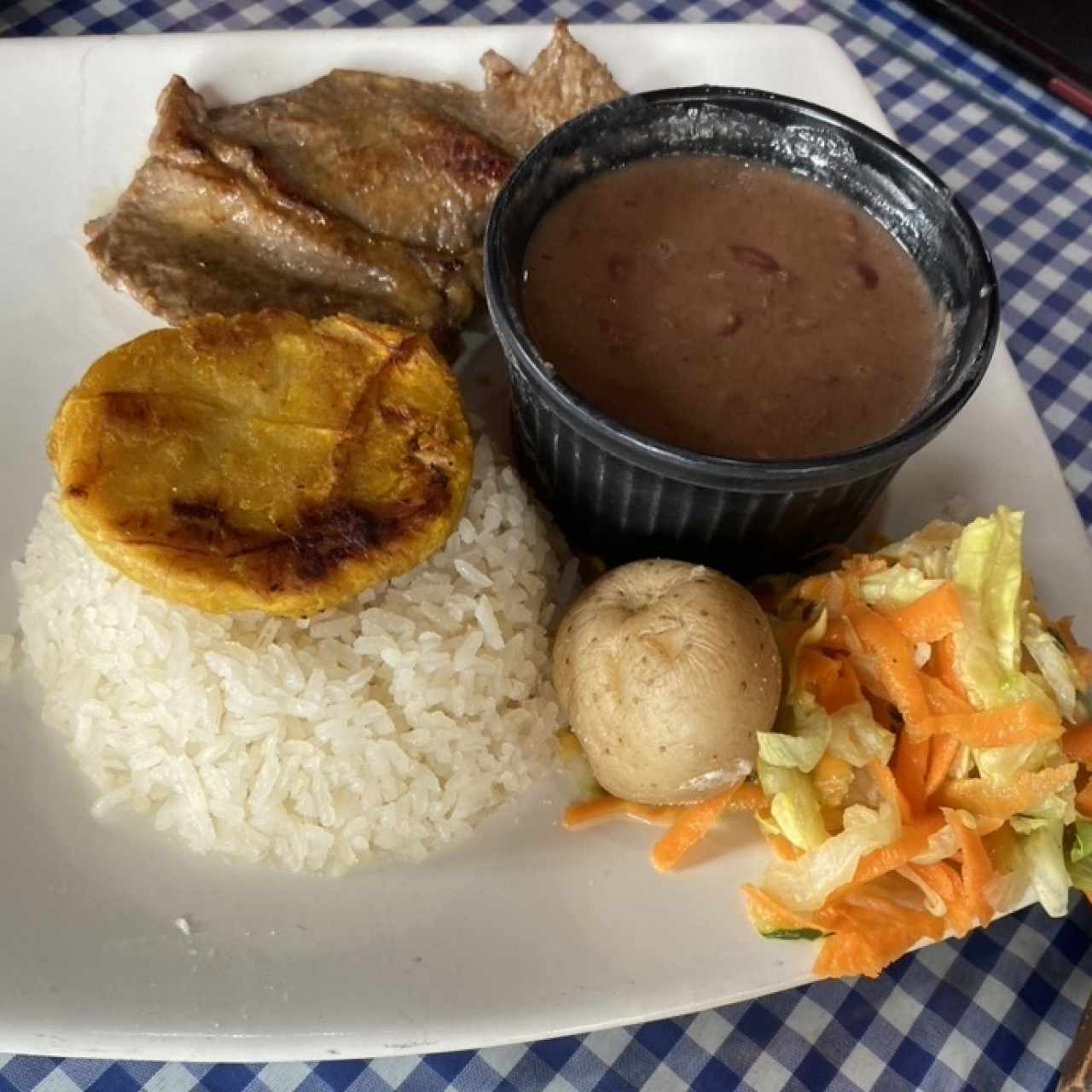 Bistec con arroz y frijoles