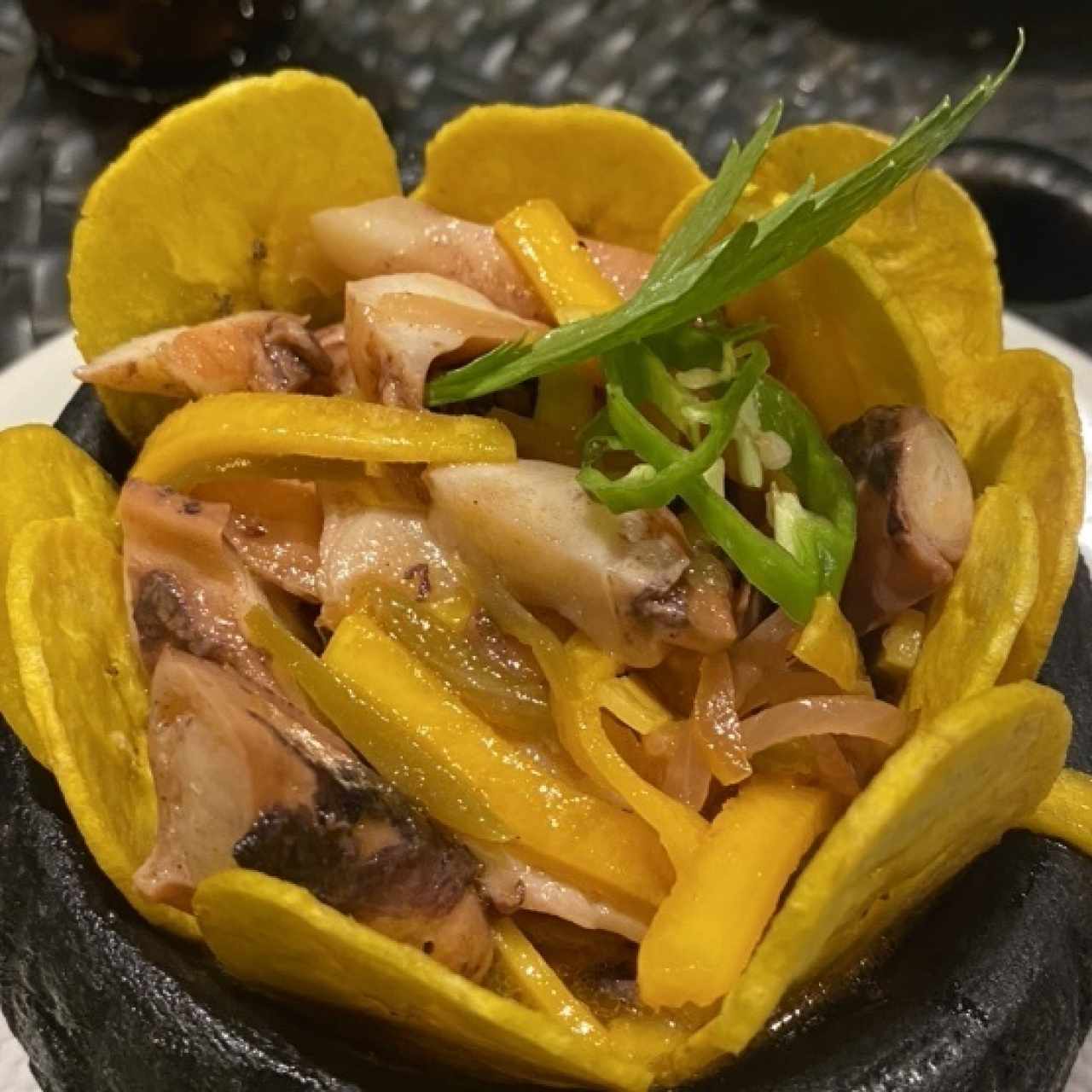 Pulpo con mango y patacones