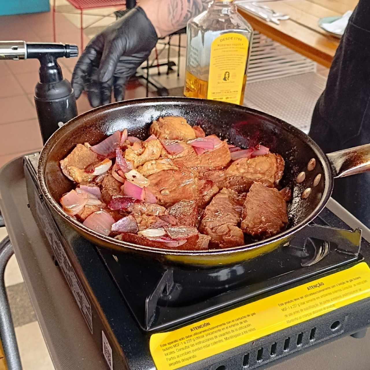 la terminación flameada con tequila de un Tomahawk