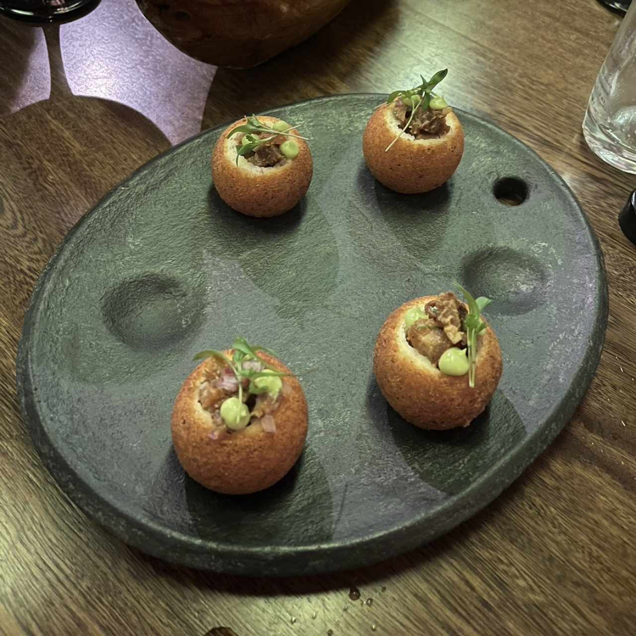 Buñuelos con ceviche de chicharrón 