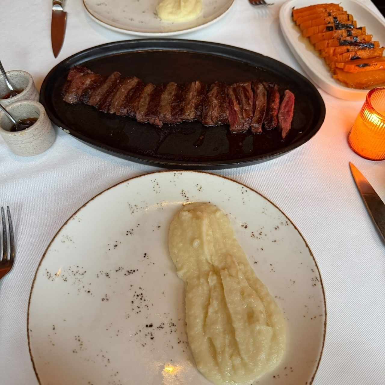 Entraña con puré de papas y calabaza caramelizada