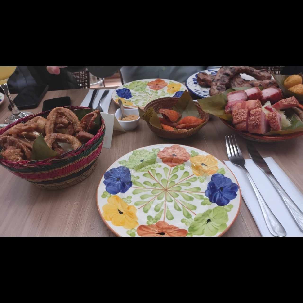 chicharrones, empanadas y tocineta