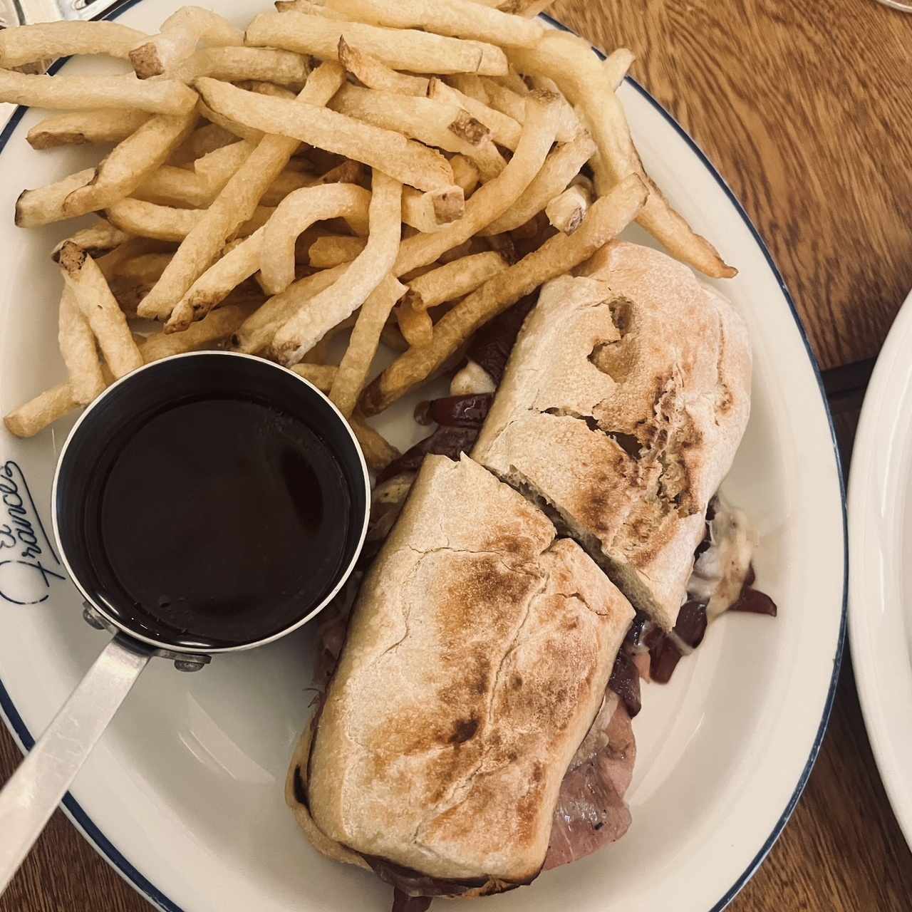 Sandwich con cebolla caramelizada