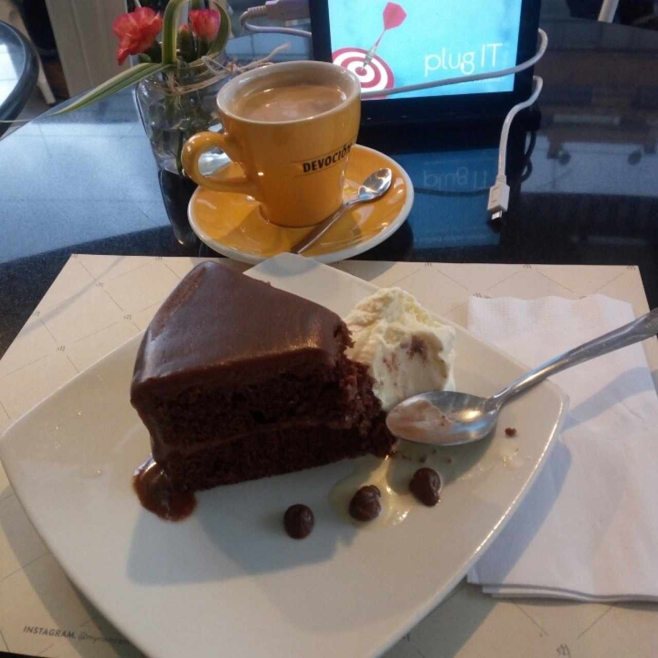 TORTA W CON HELADO Y AMERICANO