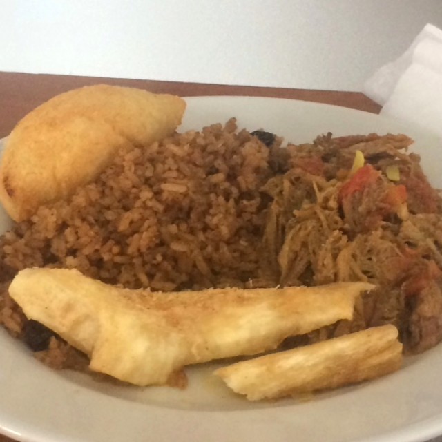 Caramiñola de carne, carne desmechada arroz y yuca frita