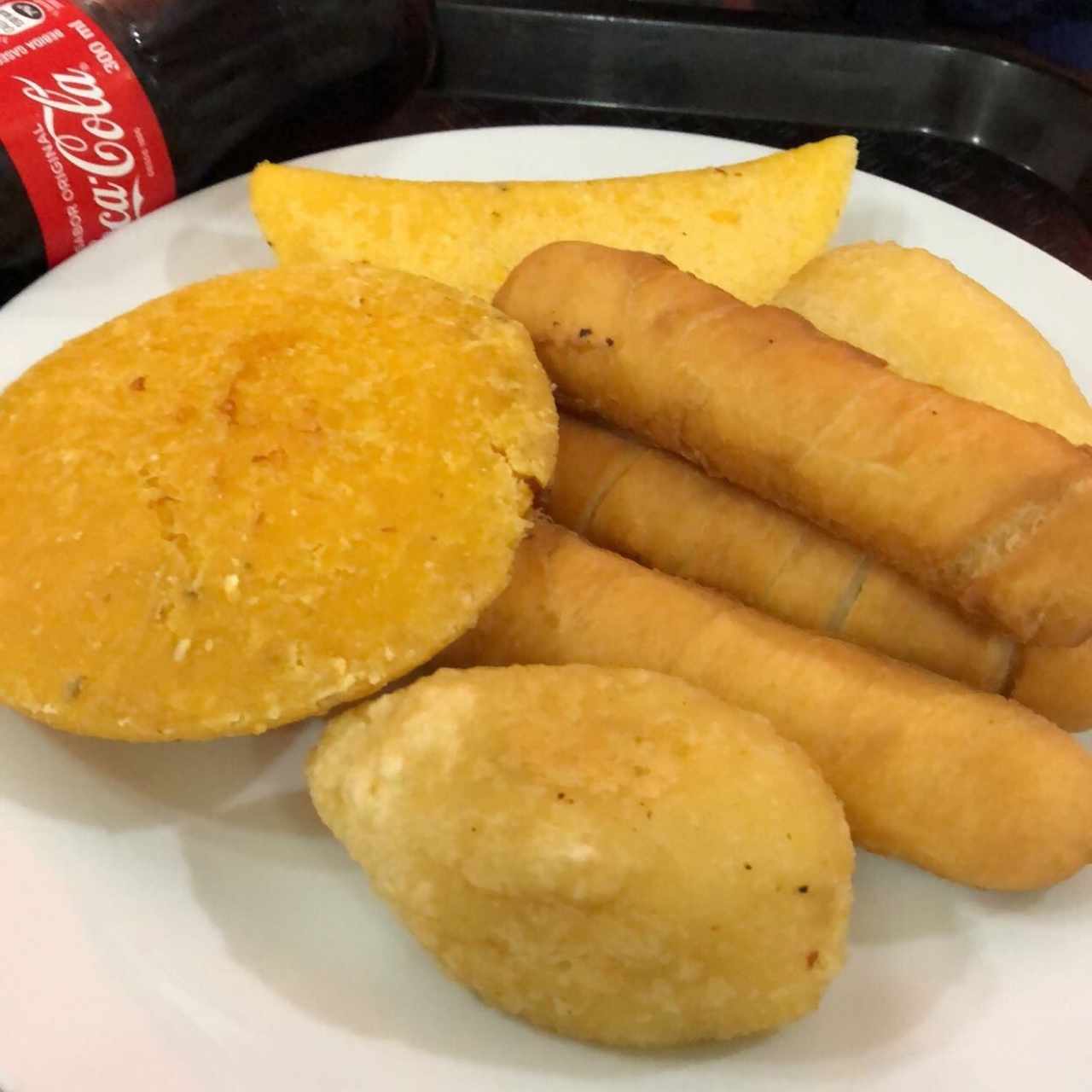 arepa de huevo, deditos, carimañola y empanada de queso