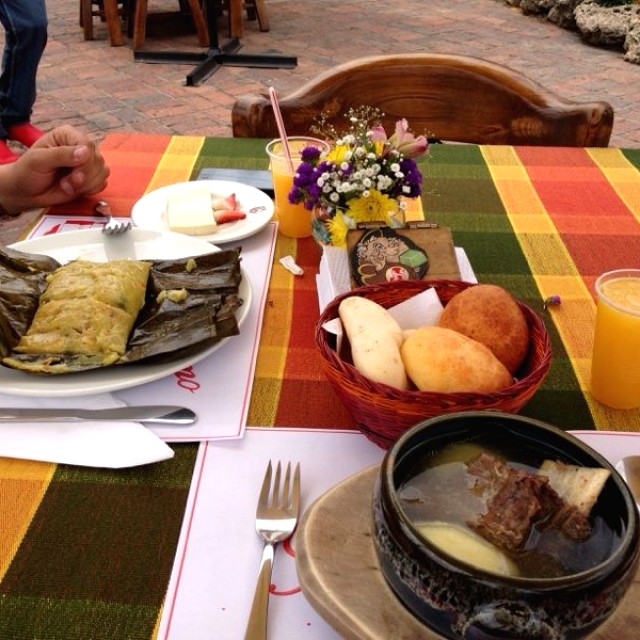 Desayuno caldo de costilla y Desayuno tamal