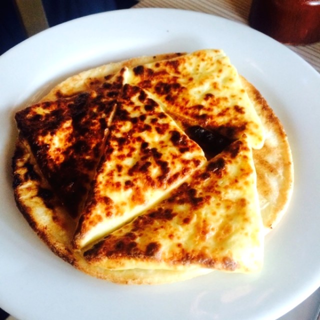 Arepa con queso campesino