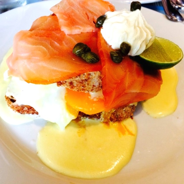 Huevos benedictinos de salmon 