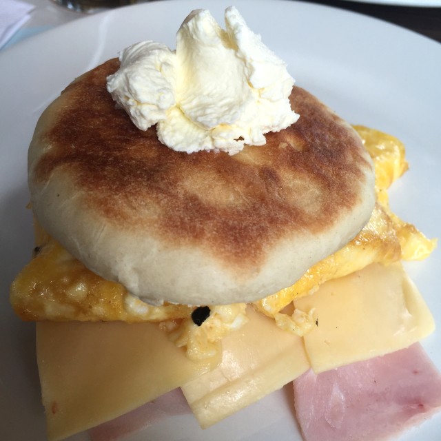 Bagels con huevos, queso y jamón