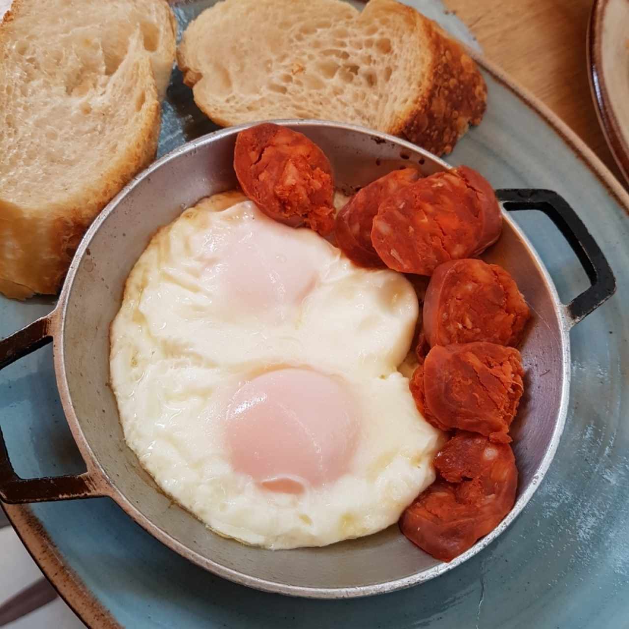 Huevos fritos con chorizo español