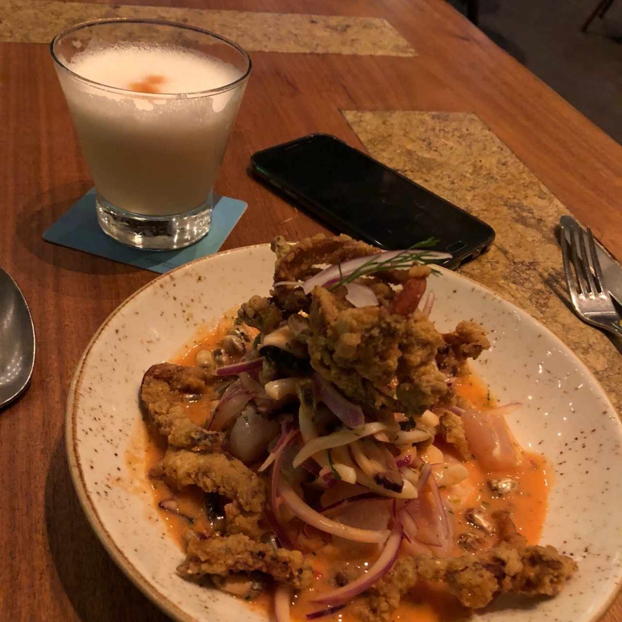 ceviche a la chorillana y pisco sour 