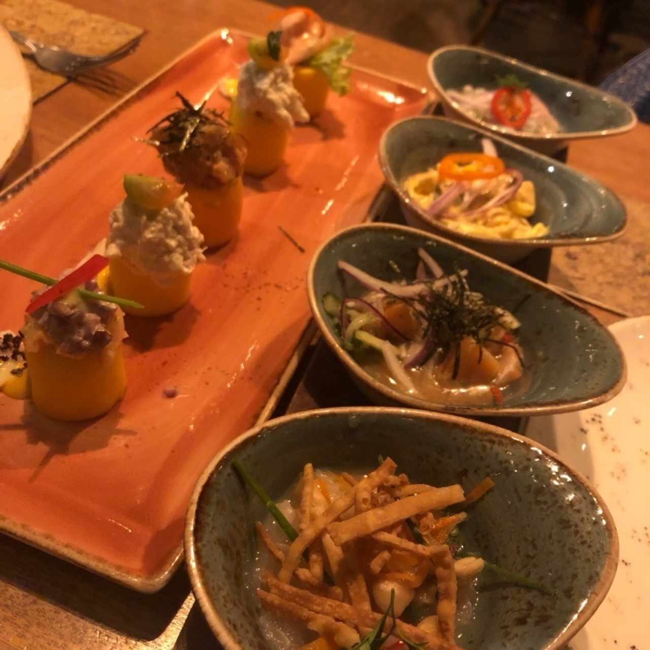 Degustación de causas (izq), y de ceviches (der)